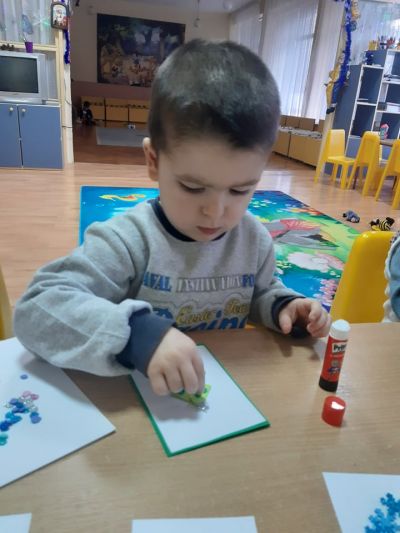 Шишарка и картичка изработени от децата - ДГ Пинокио - Хисаря