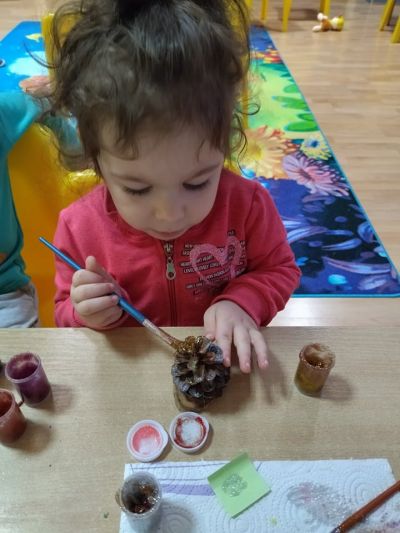 Шишарка и картичка изработени от децата - ДГ Пинокио - Хисаря